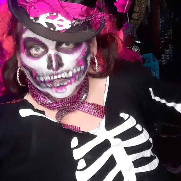 Meet Maralee. A Lifelong makeup lover and artist, my face is my favorite canvas. - Picture 5 of 13